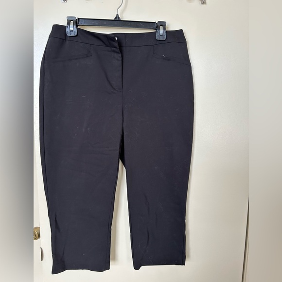 Chico’s “Fabulously Slimming” Black Cropped
Pants- Size 1 (8) - Picture 1 of 7